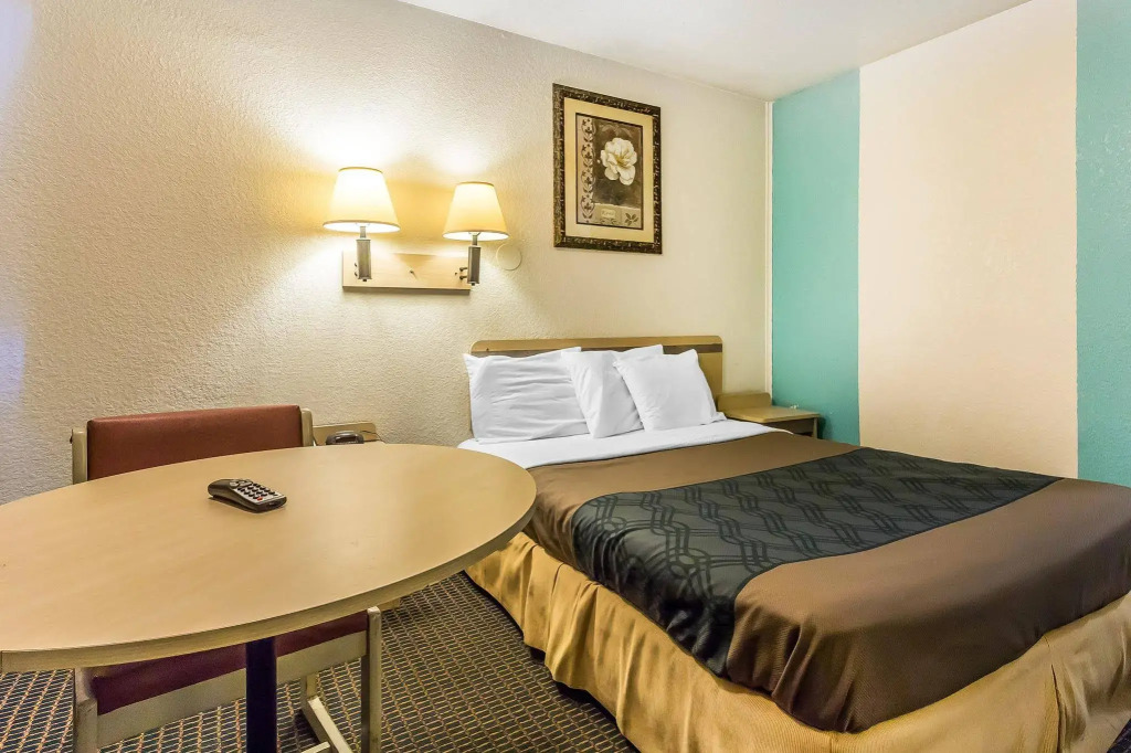 Rodeway inn- Nashville airport - Downtown - Mexican Restaurant on site