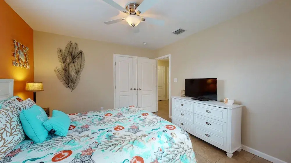 Vixen's Studio Bedroom Home