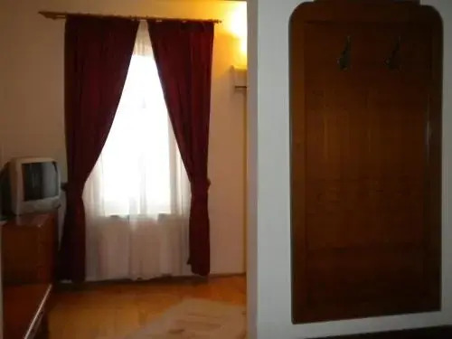 Hotel Denis str Gării nr 72
