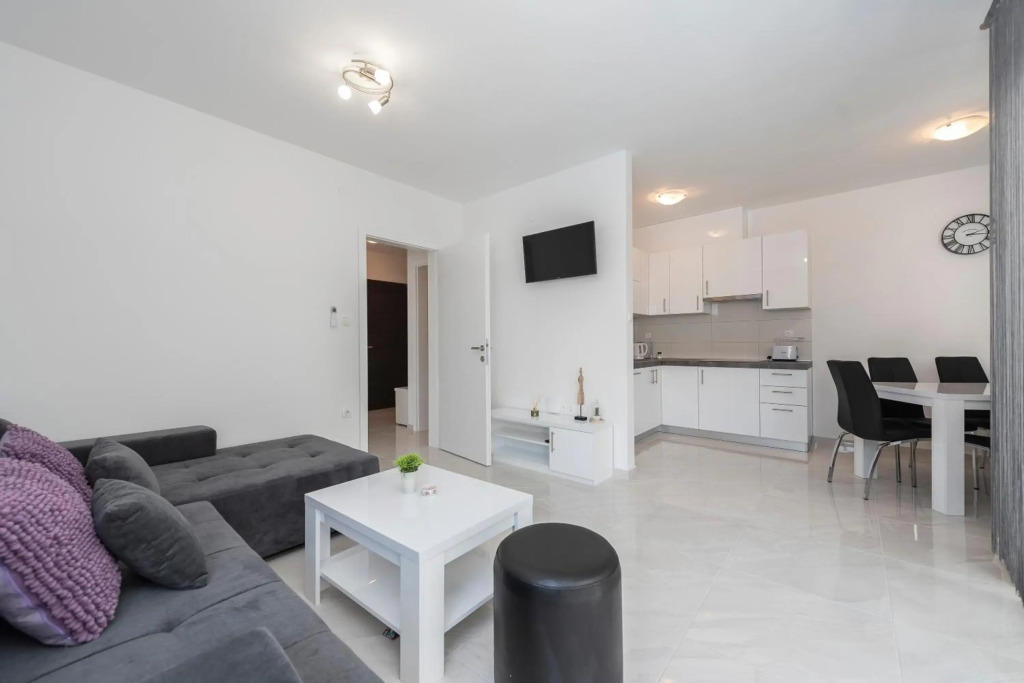 Villa Star 2 a centrally located ap. with a pool