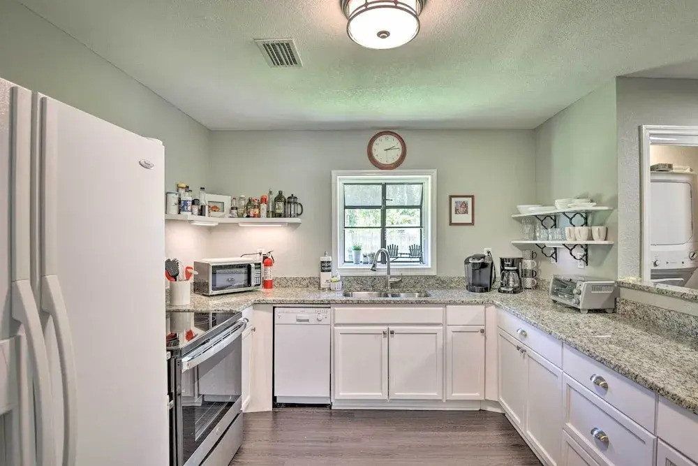 Dog-friendly Home w/ Gas Grill - Walk to Rose Bay!