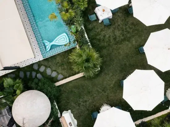 THE  YES  Hotel
