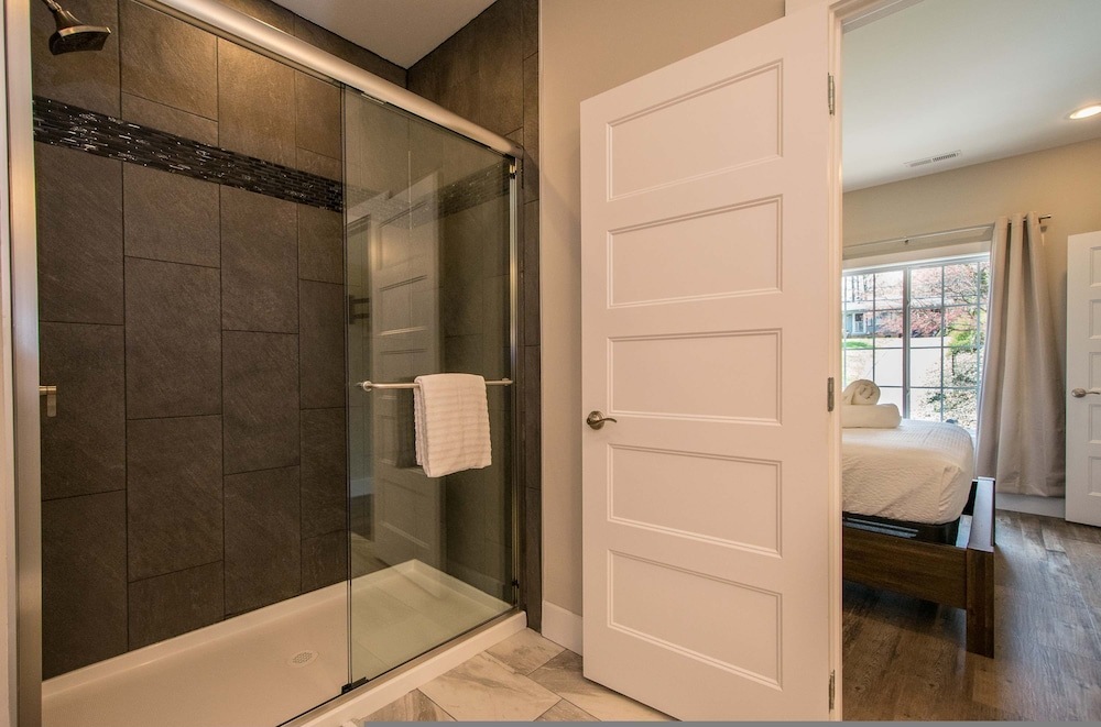 Modern Upper Retreat w Free Tix Deck 2 Suites
