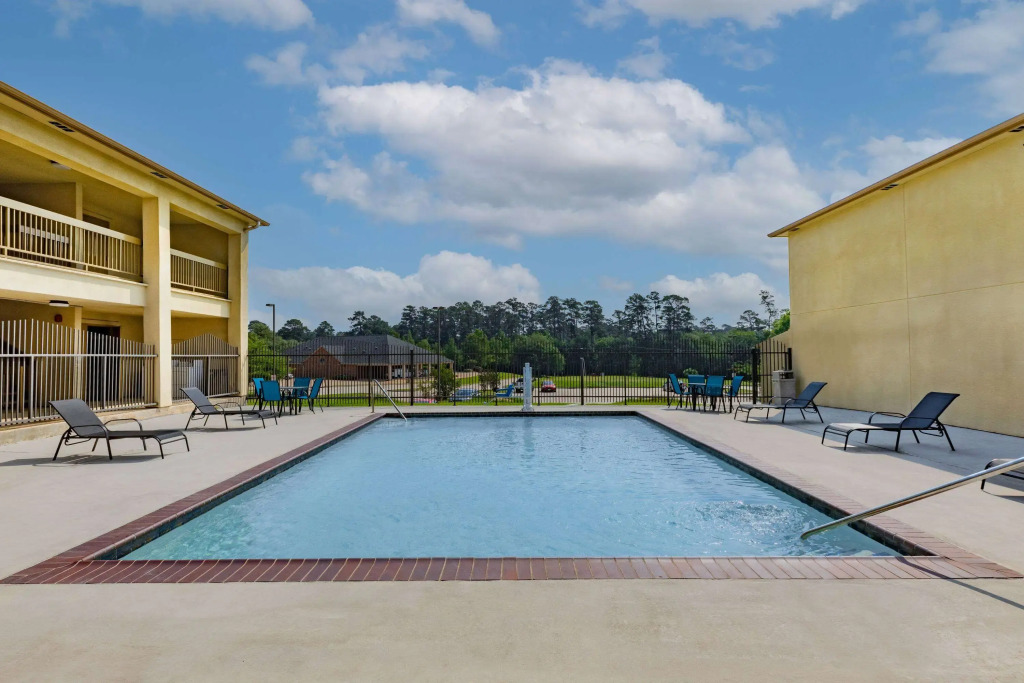 Days Inn & Suites by Wyndham Huntsville