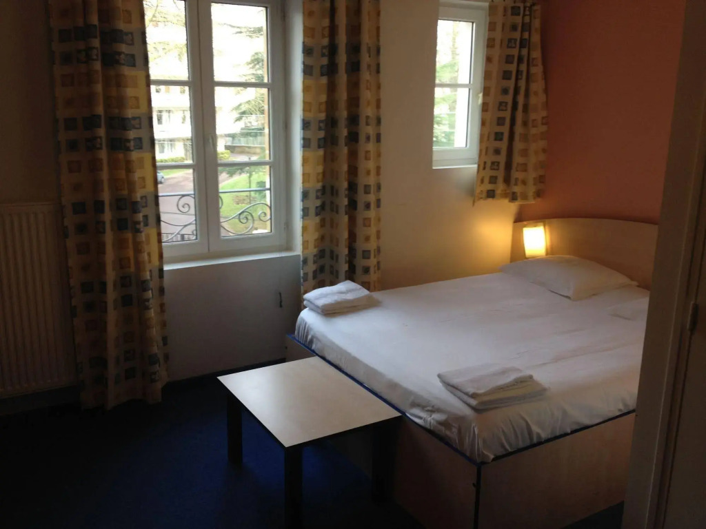 Hotel César climatisation dans la majorité des chambres Centre-ville Gare Charleville-Mézières