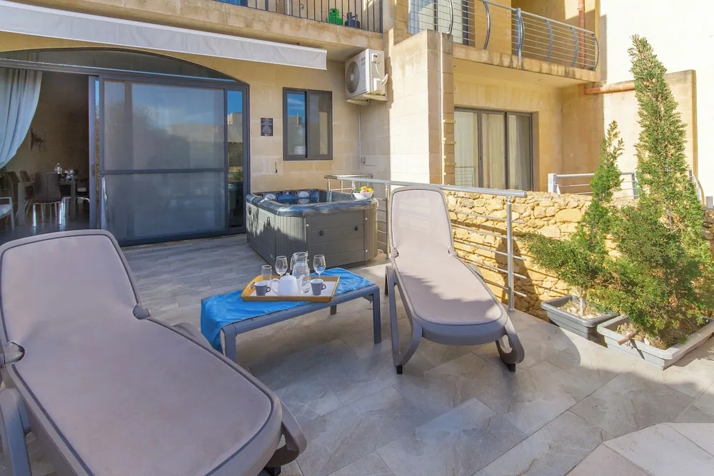 TaSiku Gozitan villa Pool & hot tub - Happy Rentals