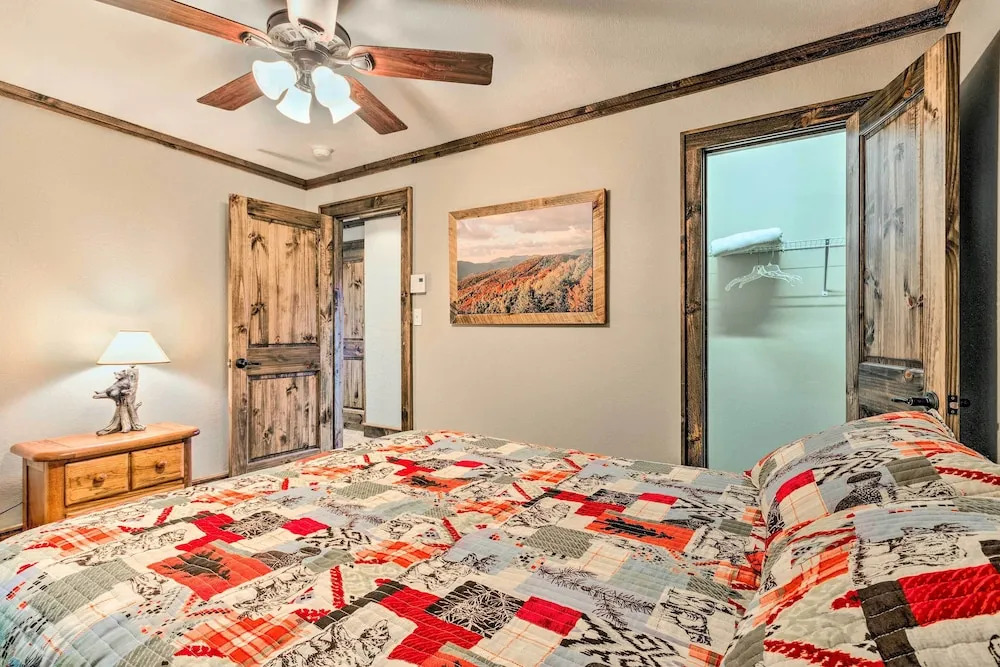 3 Mi to Beech Mtn: Treetop Cabin w/ Deck & Views