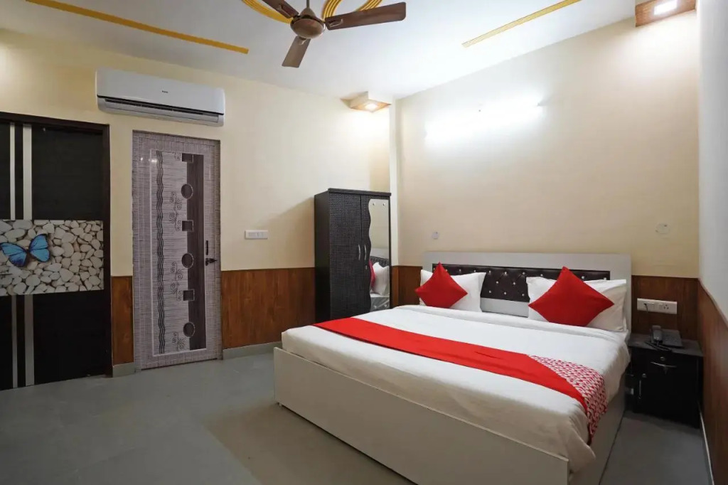 Qlark White Palace by OYO Rooms