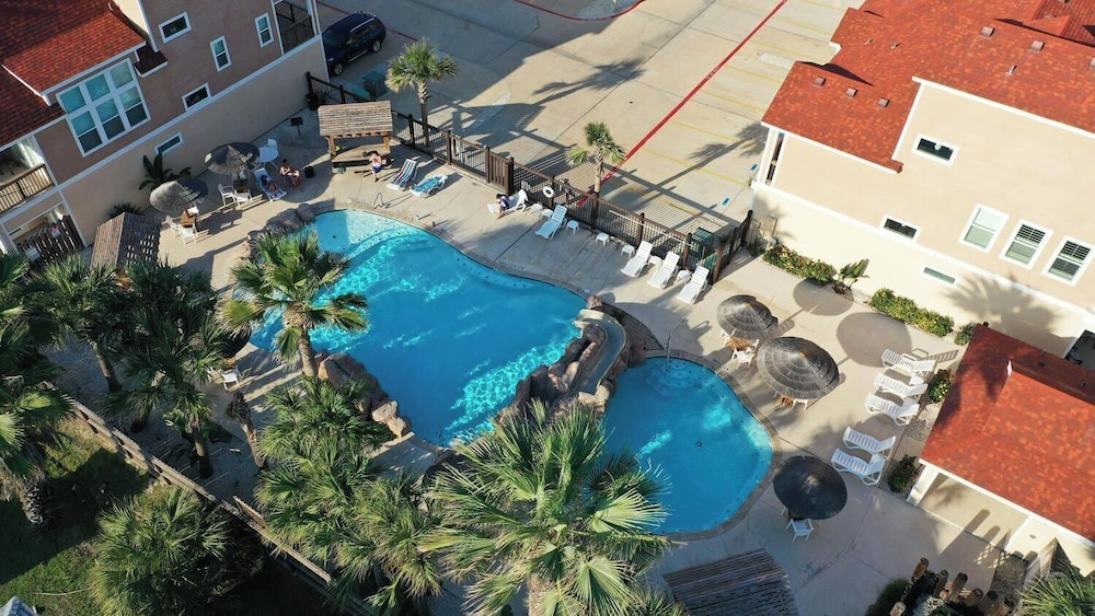 Sleeps 29, 3 Homes Beachside Resort Pool, Walk to the Beach