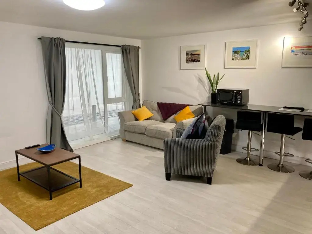 ONE BED APARTMENT GROUND FLOOR ONE MINUTE walk TOWAN BEACH FREE PARKING