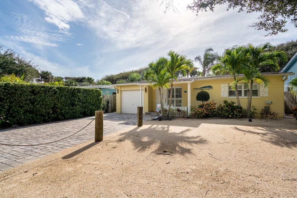Turtle s Nest Pool Home Hot Tub Walking Distance to the Beach - 821 E 11th