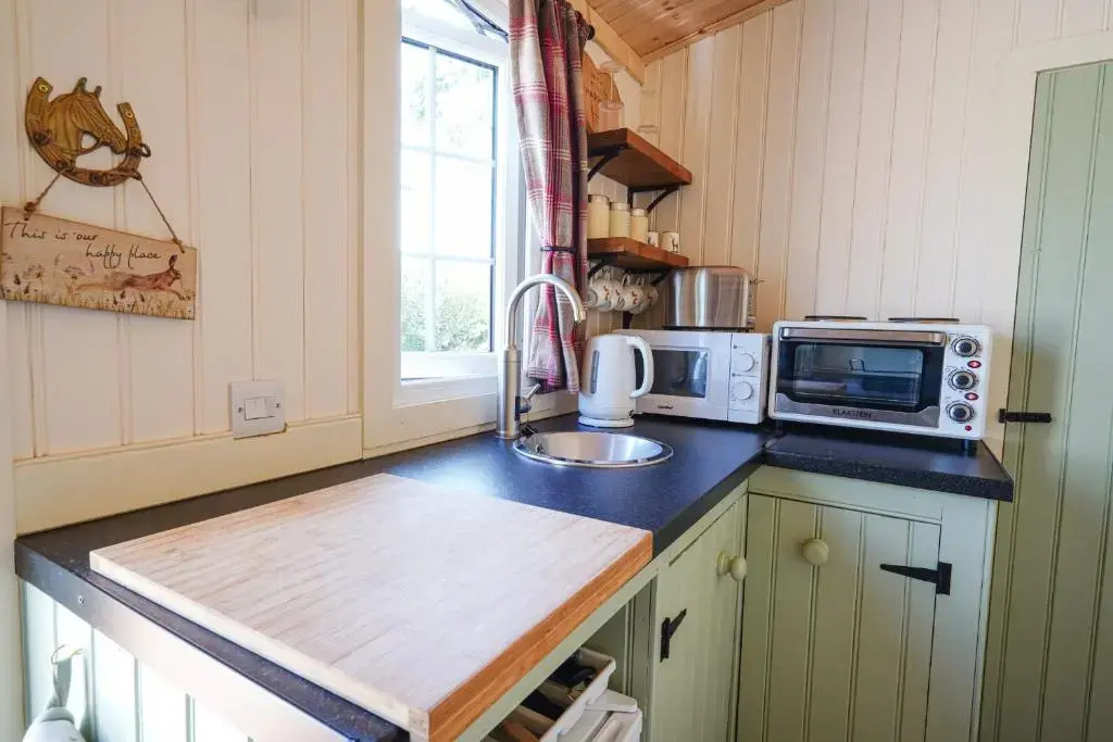 Lavender Retreat Shepherds Hut with private hot tub