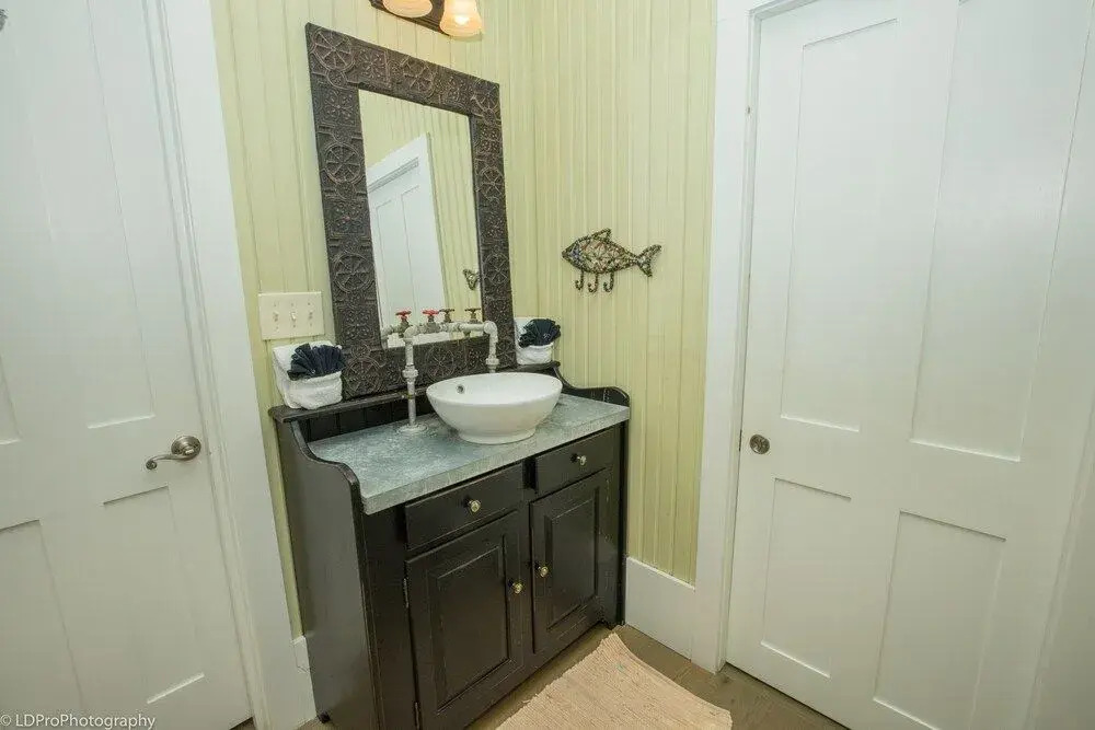 Sugar Shack 4 Bedroom Home by RedAwning