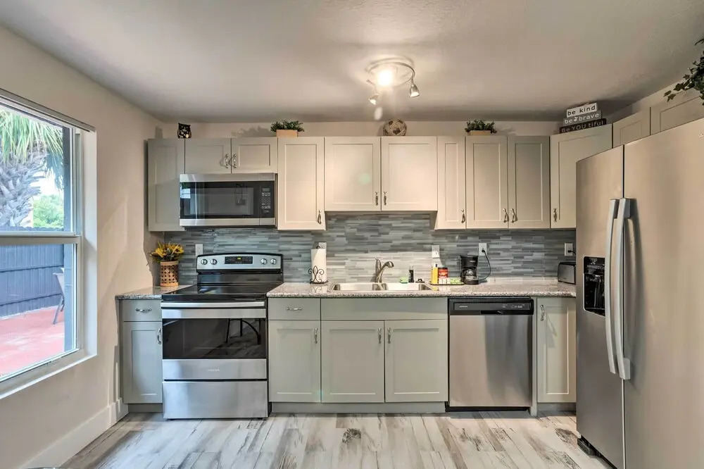 Inviting Apartment < 2 Mi to Riviera Beach!