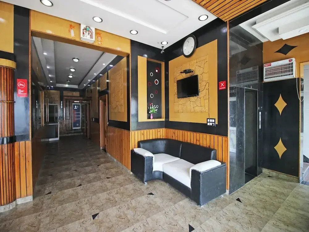 OYO 9388 Yash Hotel