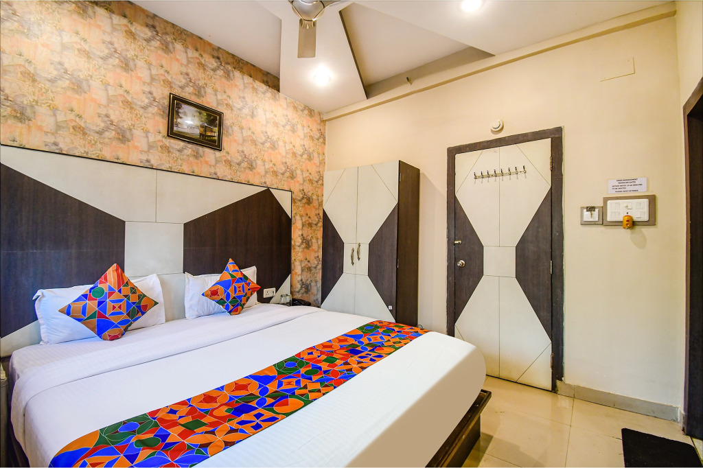 FabHotel Prime Rockstar Suites - Nr Park Circus 7 Point
