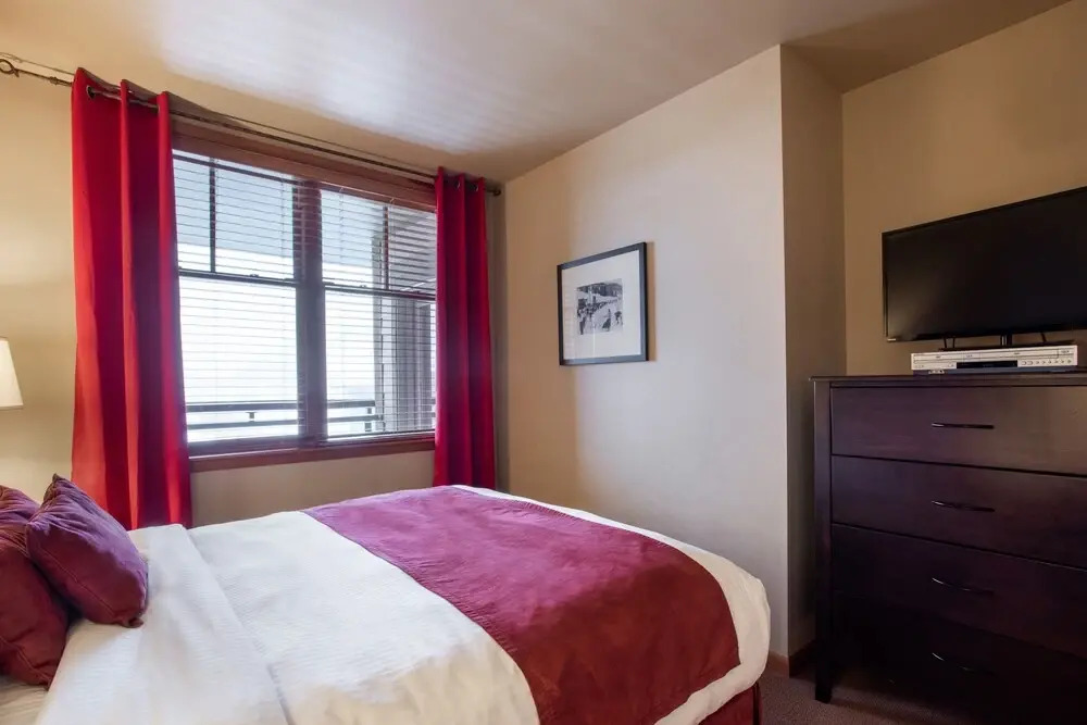 Zephyr Mountain Ski-In Ski-Out Condo