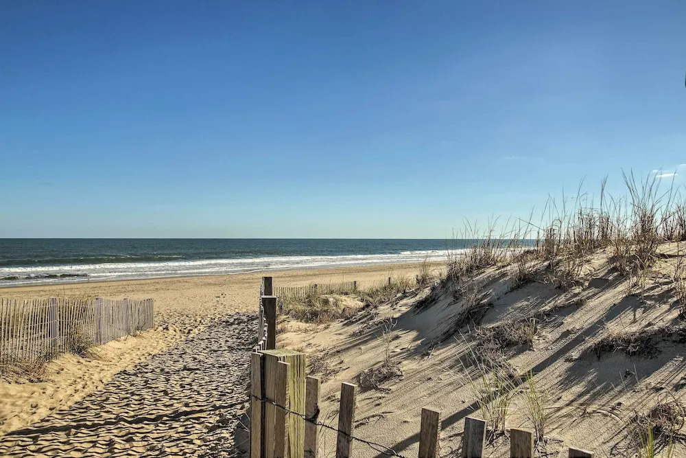 Walk to Shore: Retreat w/ Balcony in Ocean City