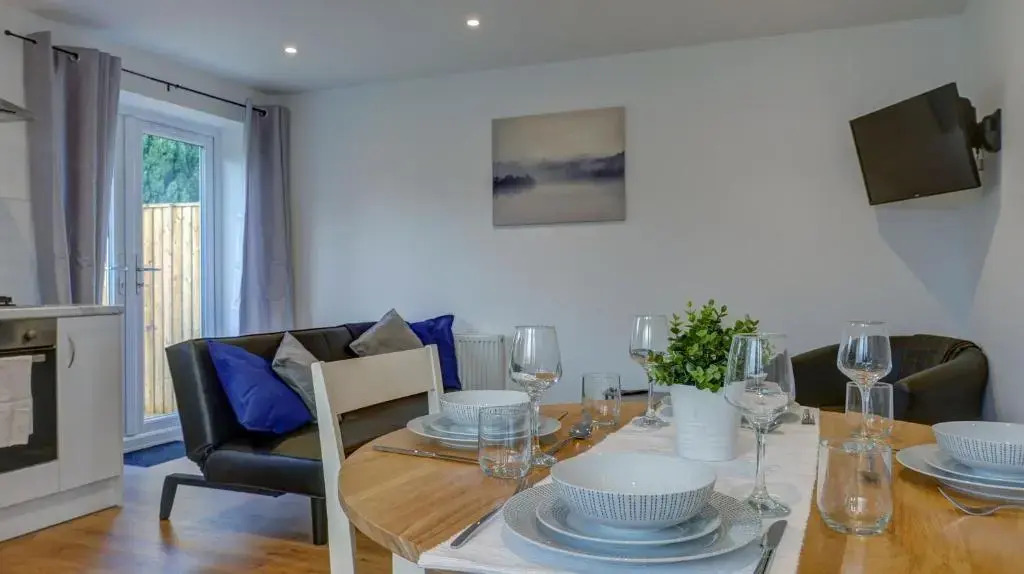 Low Cost, 4 Bed with Parking & Large Garden 04
