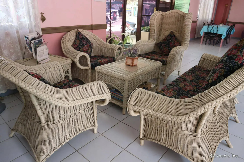 Tropical Place Hotel by RedDoorz