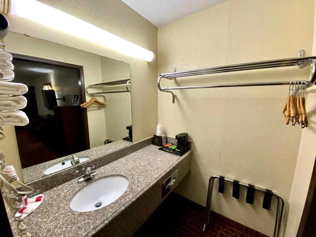 Super 8 by Wyndham Shawnee