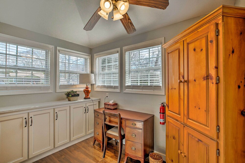 Cheery Cottage w/ Yard < 1 Mile to Marietta Square