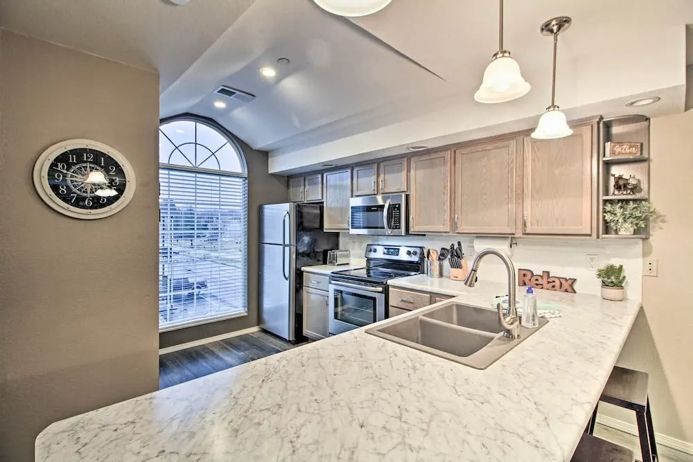 4 Mi to Strip: Cozy Lake-view Retreat in Branson