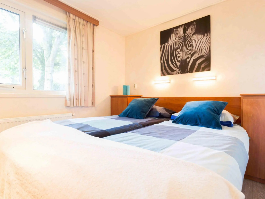 Nice chalet with a sauna and spa, in a holiday park near De Veluwe