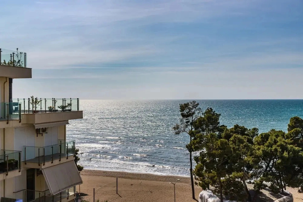 Beachfront Apartment With Pool Access