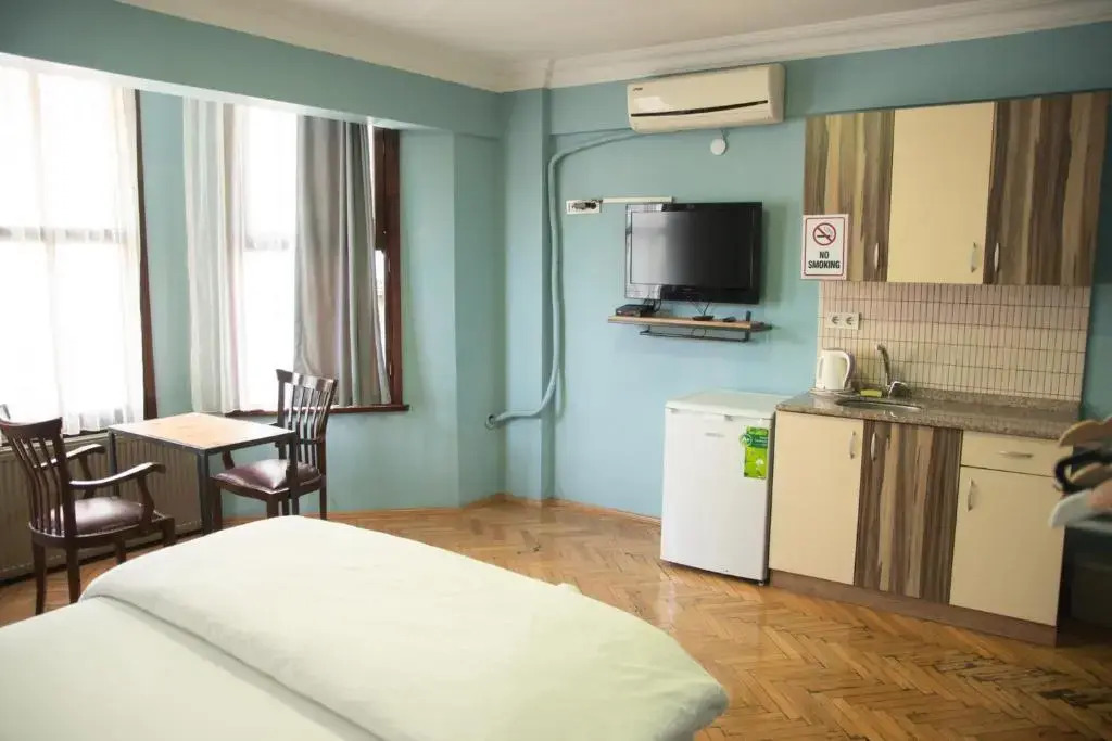 YOLO Hostel