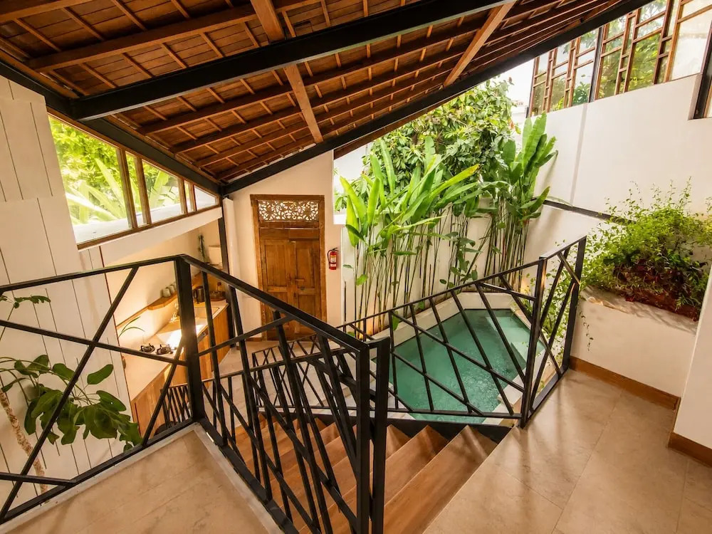 Modern 2-BR Art Deco Villa, 800m from the Beach