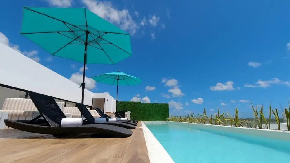 Fantastic Condo Perfect for Relaxation Yoga Massage Room in Building Rooftop Pool Sunbeds
