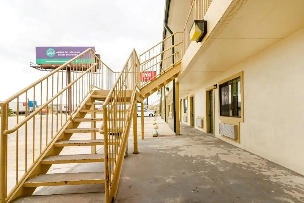 OYO Garden Inn and Suites Pearsall I-35 East