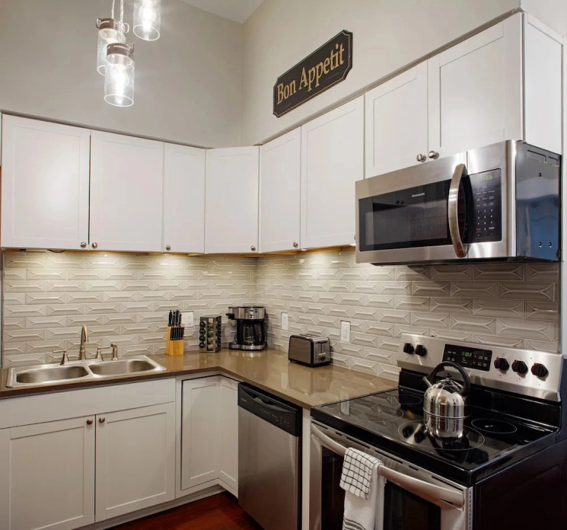 Modern 4 Bed Brownstone in Historic Downtown