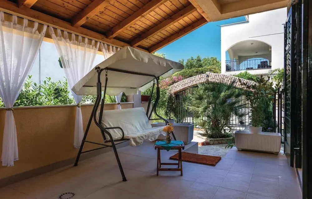 Four-Bedroom Holiday Home In Brodarica