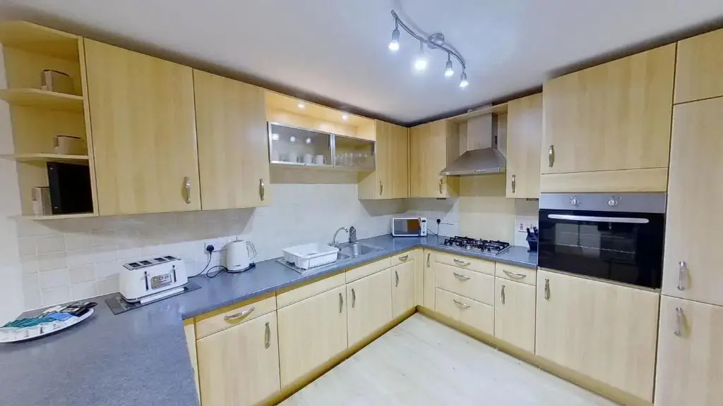 Orange Town House - Shaw Road, Only 6 Minutes to City Centre
