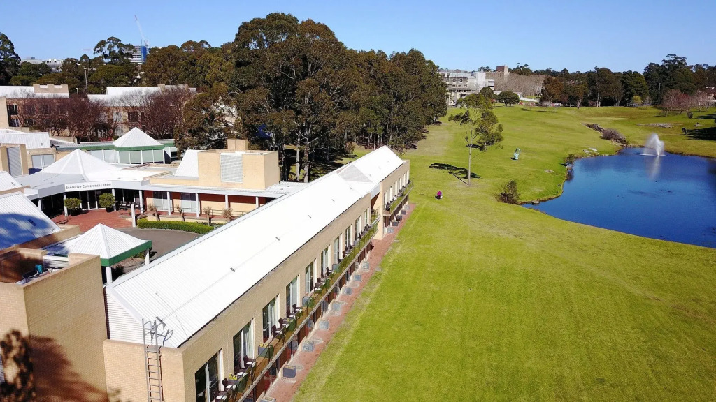 Lakeside Hotel and Conference Centre