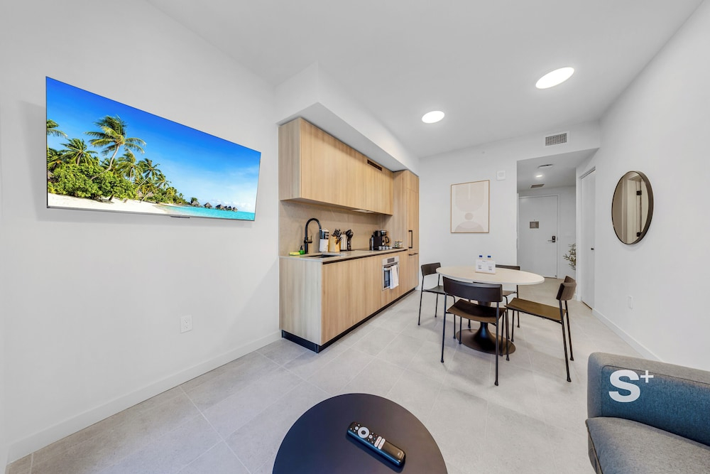 Luxury 1BR and Den in the Heart of Miami