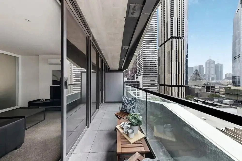 A Lovely 2BR Apt Near Victoria Market, City Views