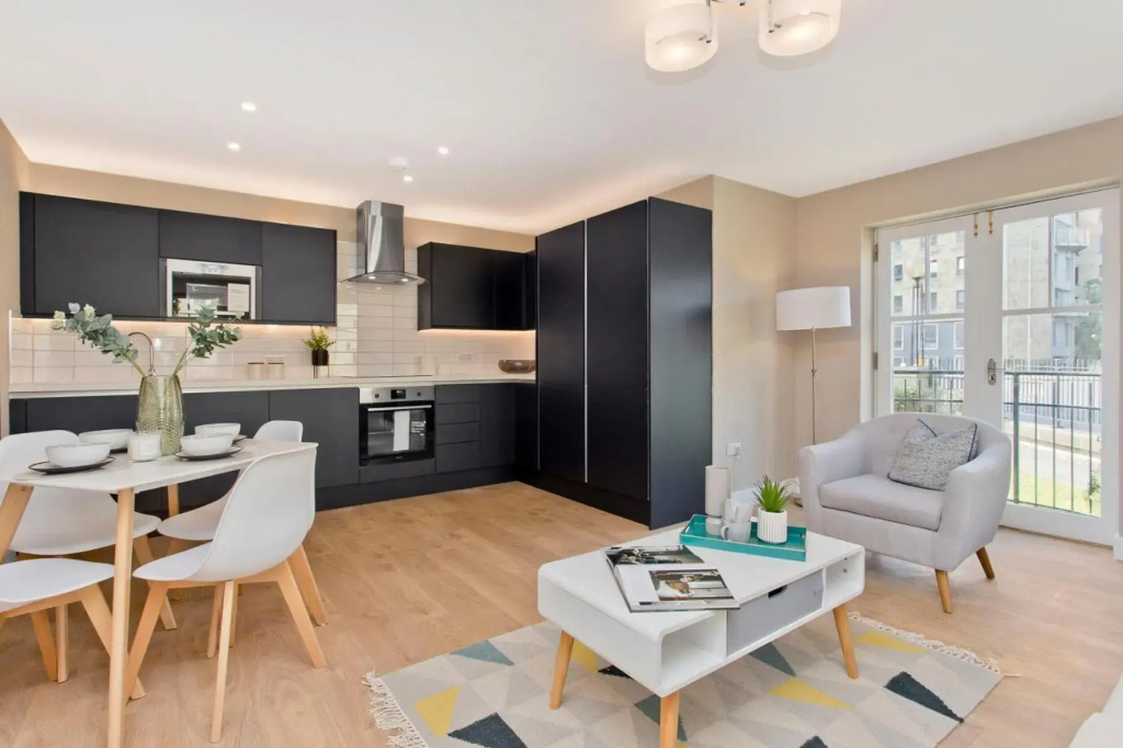 Modern City Centre 2 Bedroom 2 Bathroom Apartments, Main Door Ground with Private Parking