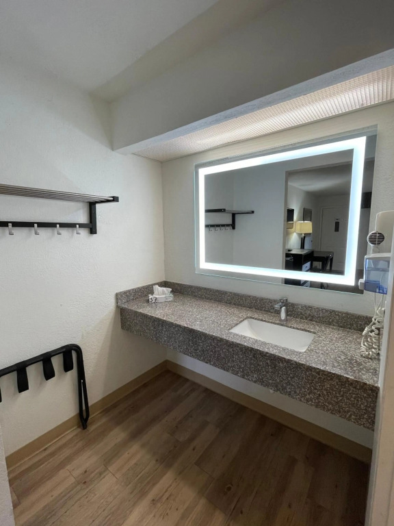 Tricove Inn & Suites