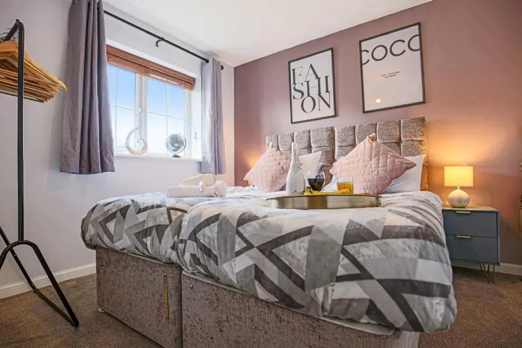 Brookland House with Free Parking, Fast Wifi, Garden and Smart TV with Netflix by Yoko Property