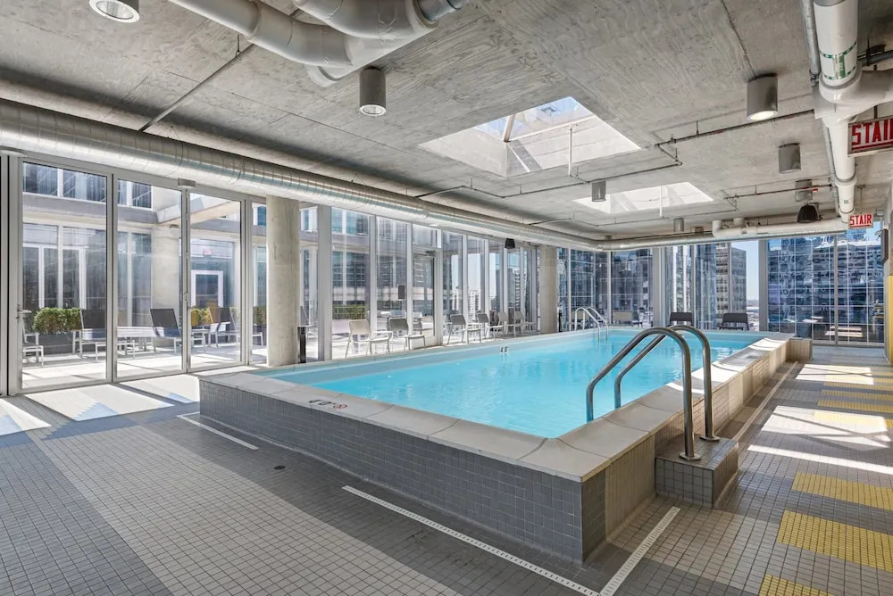 Loop City Views 2BR Apt Near Riverwalk
