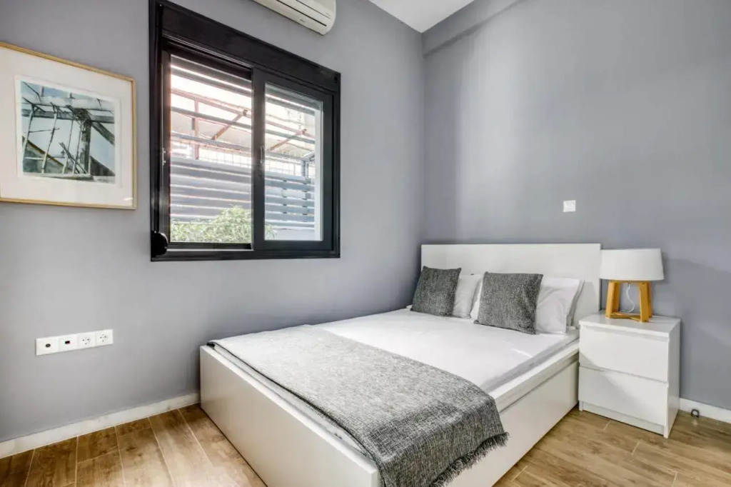 Spacious flat with courtyard and private parking!