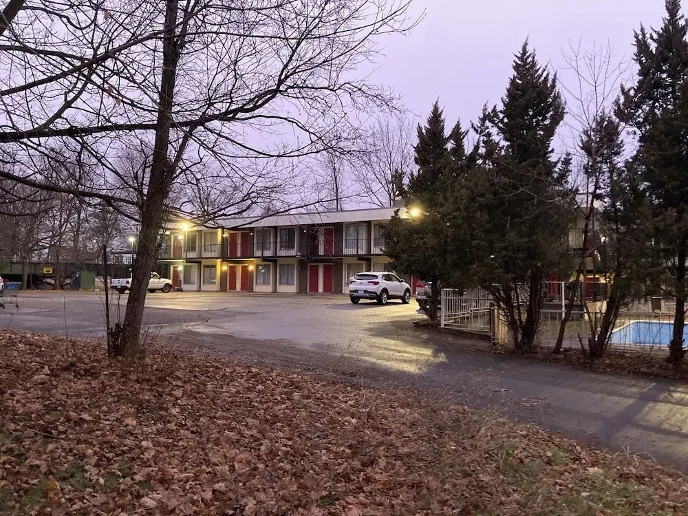 EdgeCliff Inn