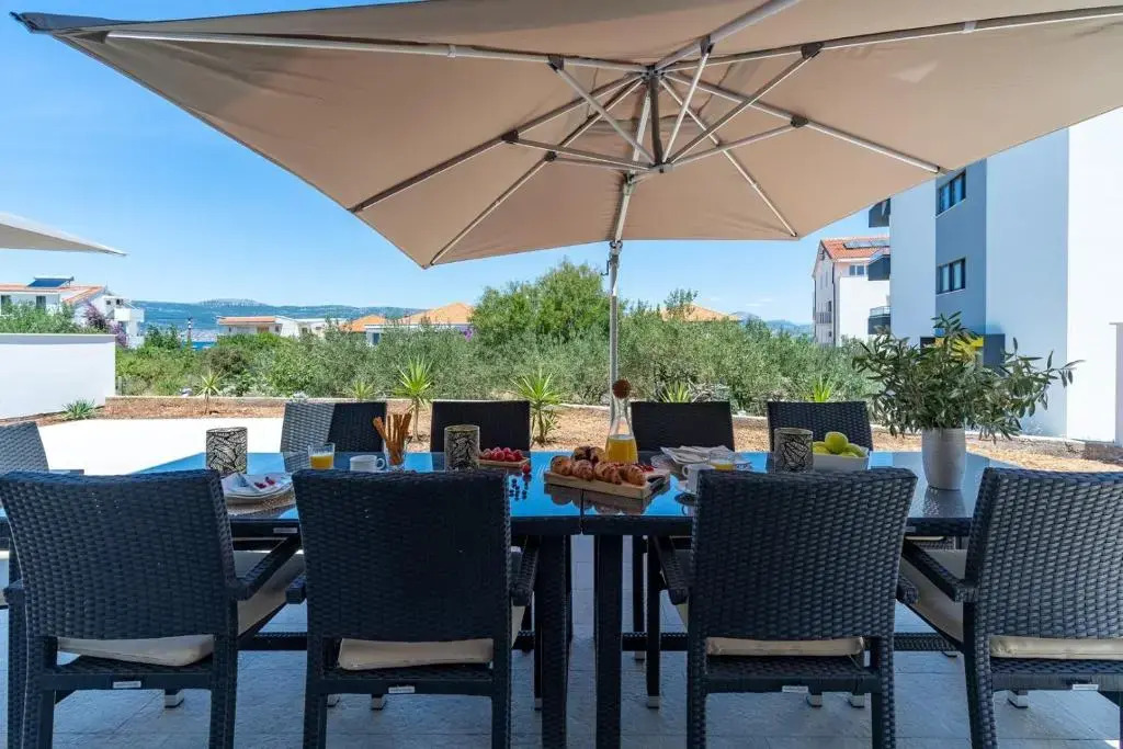 Villa Lady Maris with heated private pool, 5 en-suite bedrooms, 70m from beach
