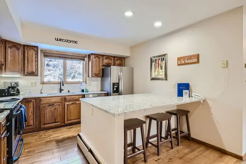 Private Hot Tub,clubhouse Access, Close To Slopes 4 Bedroom Home by RedAwning