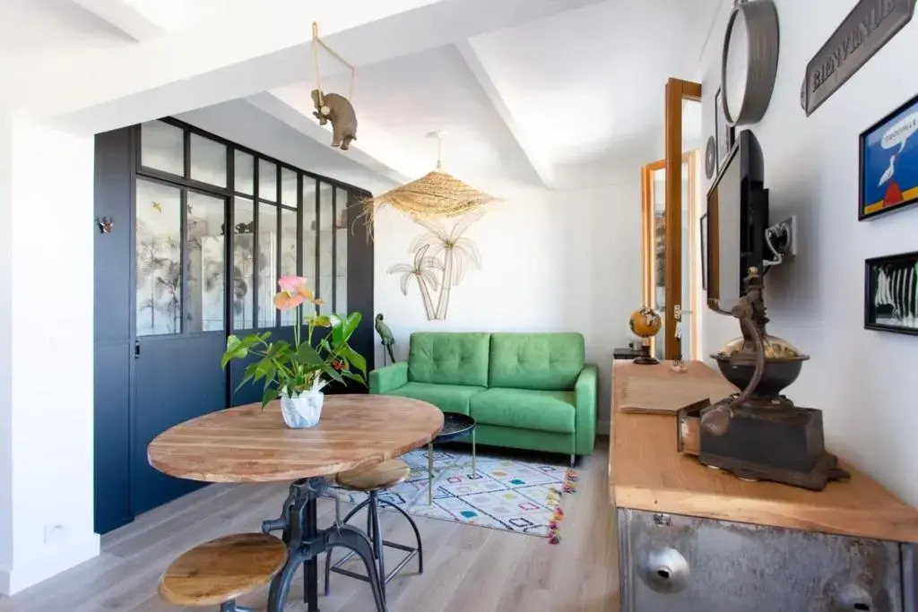Furnished air-conditioned studio classified 2 stars near the beach&old port