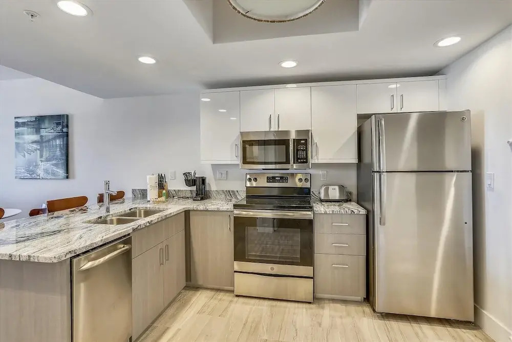Luxurious/brand New Oceana/pools/hottubs/ W203 Great Location!