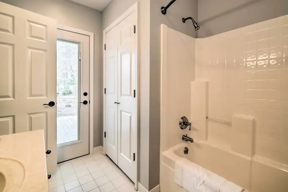 Relax Poolside! Family Getaway in Nashville Area